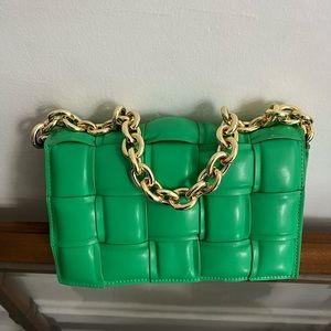 Green shoulder bag with metal chain